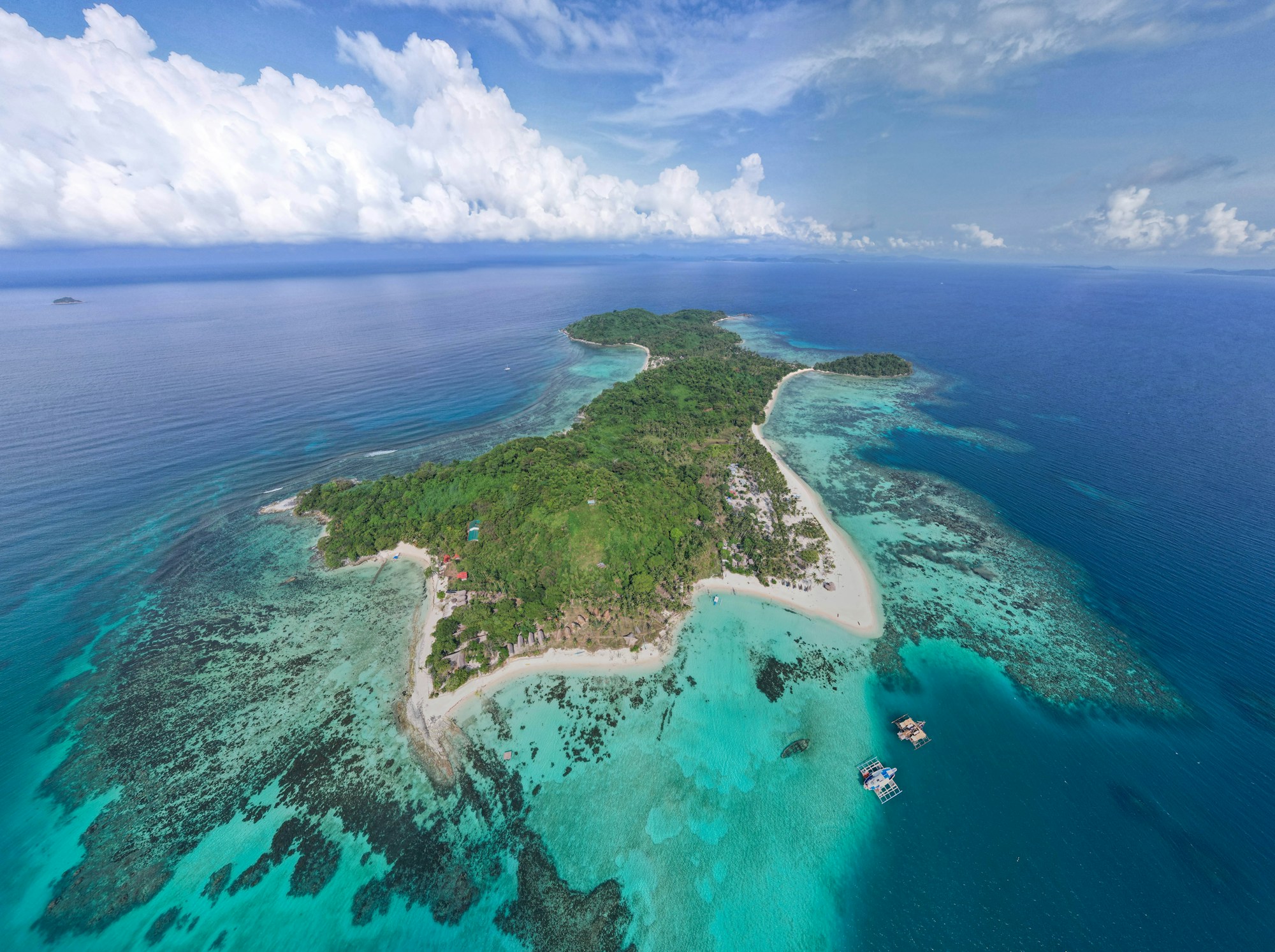 Vue aérienne d’une île des Caraïbes et de ses eaux turquoise