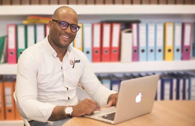 Serge Goldery, dirigeant de S.G Speed, dans son bureau